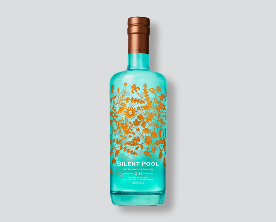 gin silent pool
gin silent pool 70cl
silent pool gin premium
gin artigianale inglese
gin premium con botaniche
gin inglese elegante
gin silent pool bottiglia
gin per gin tonic di qualità
gin distilleria silent pool
gin con botaniche naturali
gin trasparente bottiglia blu