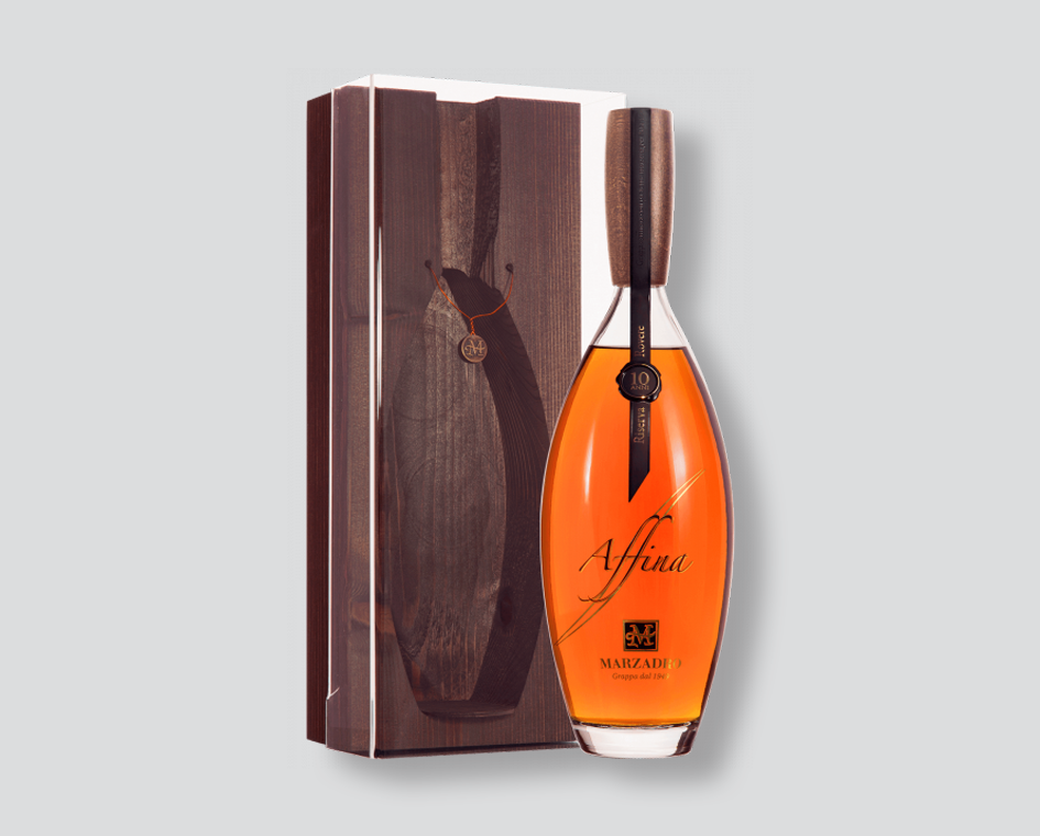 grappa affina riserva rovere
marzadro
grappa invecchiata rovere
grappa trentina
distillato italiano
grappa premium
grappa morbida
grappa artigianale
bottiglia grappa
grappa da meditazione
liquore italiano
grappa elegante
grappa aromatica
grappa raffinata
grappa legnosa