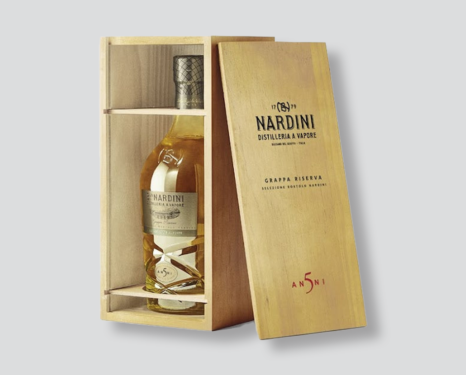 Grappa Nardini Selezione Bortolo
Nardini Selezione Bortolo 5 Anni
Grappa Riserva Nardini
Grappa Nardini invecchiata
Grappa Nardini 70cl
Nardini Grappa Riserva in legno
Grappa Nardini 5 anni
Grappa premium italiana
Grappa Nardini Bassano del Grappa
Nardini Selezione Bortolo Riserva
distillato italiano di pregio
grappa in cassa di legno
grappa da meditazione
grappa artigianale del Veneto
distilleria Nardini Bassano
grappa da regalo
grappa affinata in rovere
grappa elegante e morbida
grappa con astuccio in leg