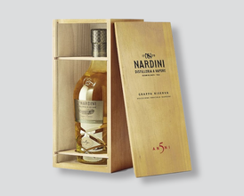 Grappa Nardini Selezione Bortolo
Nardini Selezione Bortolo 5 Anni
Grappa Riserva Nardini
Grappa Nardini invecchiata
Grappa Nardini 70cl
Nardini Grappa Riserva in legno
Grappa Nardini 5 anni
Grappa premium italiana
Grappa Nardini Bassano del Grappa
Nardini Selezione Bortolo Riserva
distillato italiano di pregio
grappa in cassa di legno
grappa da meditazione
grappa artigianale del Veneto
distilleria Nardini Bassano
grappa da regalo
grappa affinata in rovere
grappa elegante e morbida
grappa con astuccio in leg