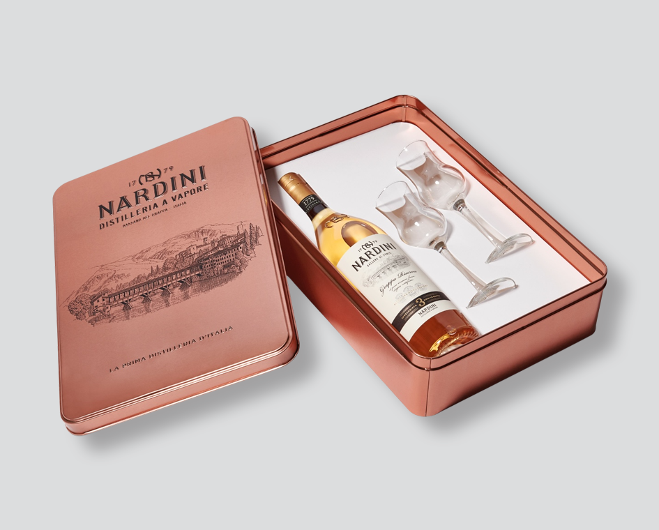 Grappa Riserva con bicchieri
Grappa Riserva box di latta
Confezione regalo grappa
Grappa con bicchieri tulipano
Grappa italiana in box regalo
Grappa Riserva elegante
Grappa Riserva astuccio latta
Grappa Riserva 70cl con bicchieri
Grappa da regalo premium
Grappa Riserva confezione elegante
distillato italiano di pregio
grappa da degustazione
set regalo grappa con bicchieri
grappa invecchiata in rovere
grappa per intenditori
cofanetto grappa con calici
box regalo distillato italiano
grappa artigianale italian