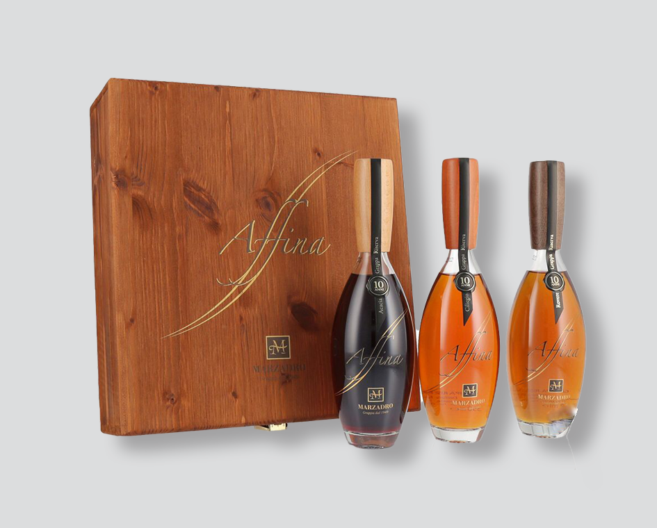 marzadro grappa affina trio
grappa mini 3x0,35l
grappa affinate
grappa trentina
distillato italiano
cofanetto grappa
grappa assortita
grappa artigianale
bottiglie grappa
grappa da degustazione
grappa elegante
liquore italiano
regalo grappa
grappa premium
grappa morbida
Grappa Affina
Acacia, Rovere e Ciliegio